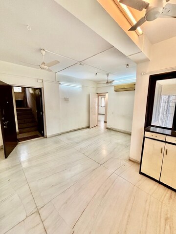 Room in 2 BHK Apartment at Khar West – for Rent