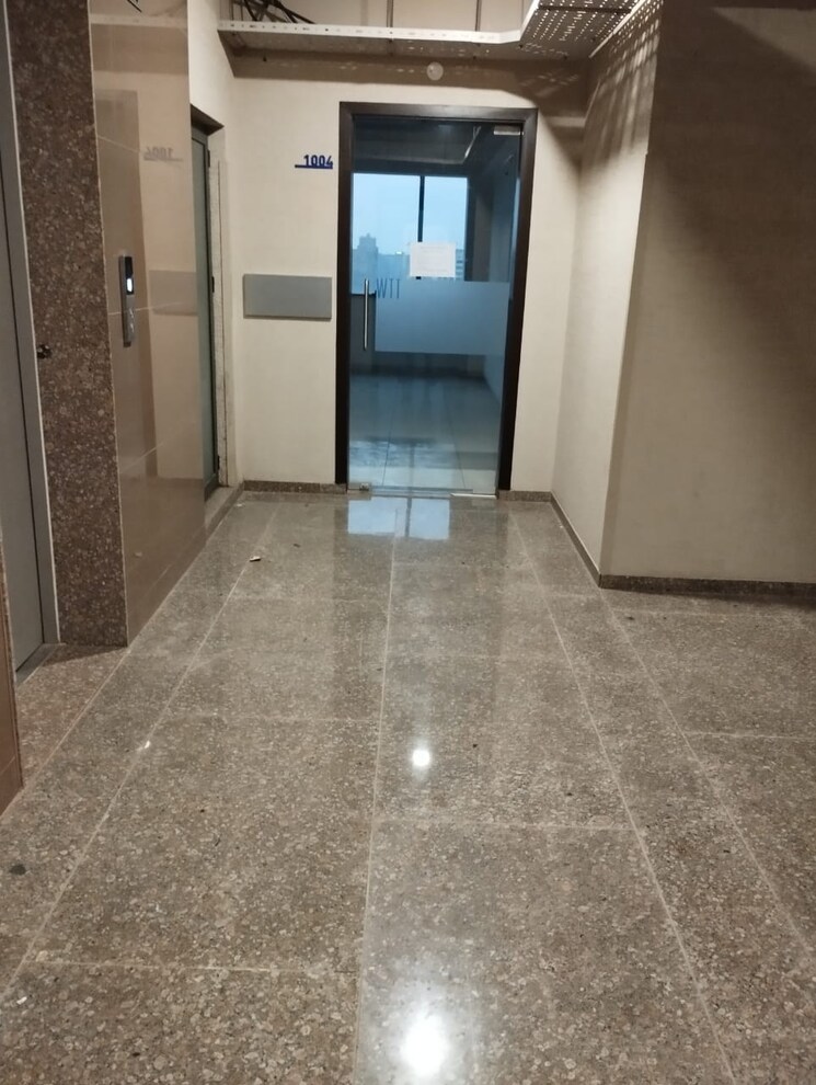 Room, united-world-trade-tower Commercial Office Space 760 Sq.Ft. In Makarba Ahmedabad 8794408
