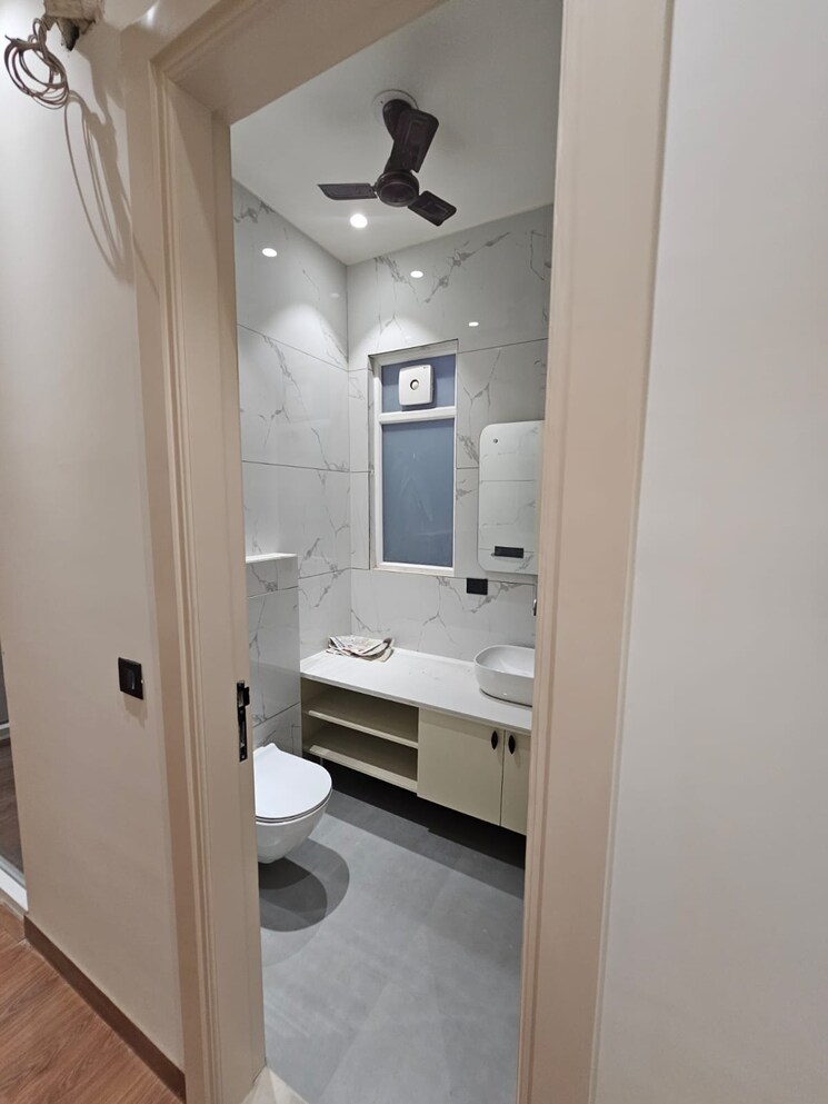 Bathroom, surajmal vihar 4 Bedroom 200 Sq.Yd. Builder Floor In Surajmal Vihar Delhi 8794437