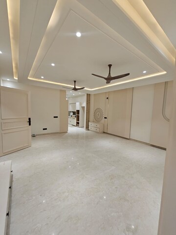 Room in 4 BHK Builder Floor at Surajmal Vihar – for Sale