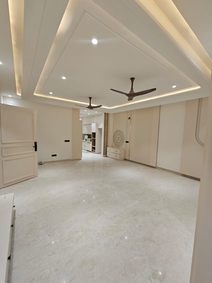 Room, surajmal vihar 4 Bedroom 200 Sq.Yd. Builder Floor In Surajmal Vihar Delhi 8794437