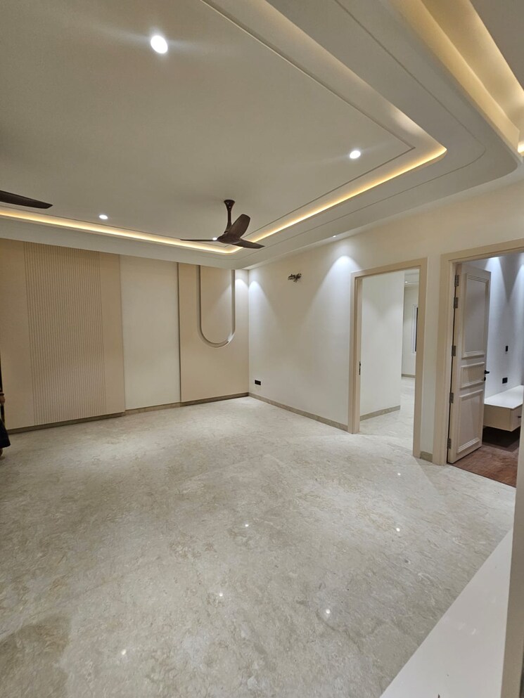 Room, surajmal vihar 4 Bedroom 200 Sq.Yd. Builder Floor In Surajmal Vihar Delhi 8794437