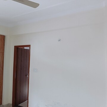Room in 2 BHK Apartment at Parker White Lily, Sector 8 – for Rent