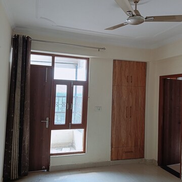 Room in 2 BHK Apartment at Parker White Lily, Sector 8 – for Rent