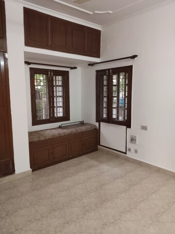 Room in 4 BHK Apartment at Sarita Vihar Pocket-C RWA, Sarita Vihar – for Rent