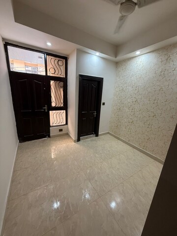 Room in 3 BHK Apartment at Saya Gold Avenue, Vaibhav Khand – for Rent