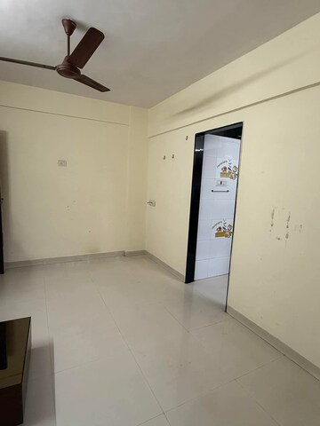 Room in 1 BHK Apartment at Skylark Apartment Lokhandwala Complex, Lokhandwala Complex – for Rent