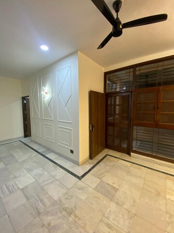 Room in 3 BHK Builder Floor at Sushant Lok 3, Sector 57 – for Rent
