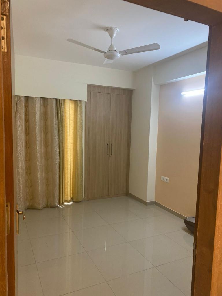 2 BHK 1100 Sq.Ft. Apartment in Max Towers