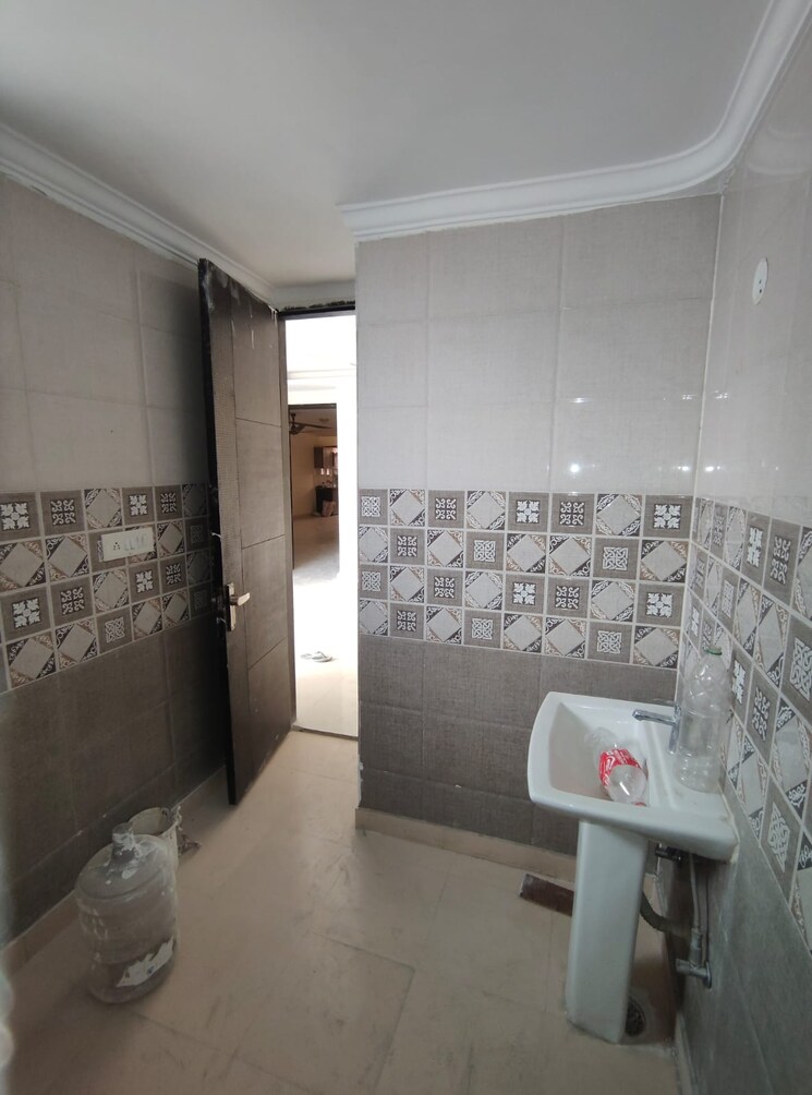 Bathroom, yk-homes 4 Bedroom 2220 Sq.Ft. Builder Floor In Green Fields Colony Faridabad 8794759