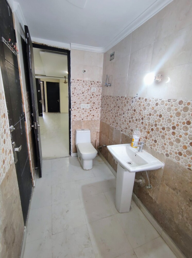 Bathroom, yk-homes 4 Bedroom 2220 Sq.Ft. Builder Floor In Green Fields Colony Faridabad 8794759