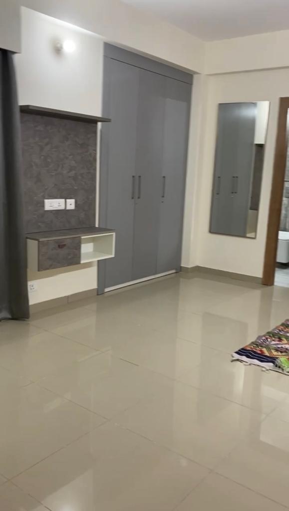 3 BHK Apartment For Rent in Gaur City Mall