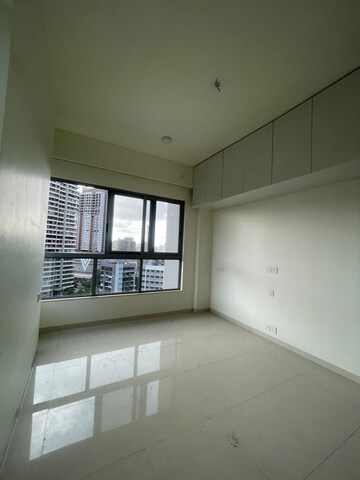 Room in 2 BHK Apartment at Kalpataru Vienta, Kandivali East – for Rent