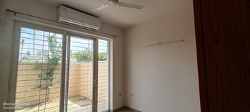 Room in 3 BHK Builder Floor at Emaar Emerald Floors, Sector 65 – for Rent