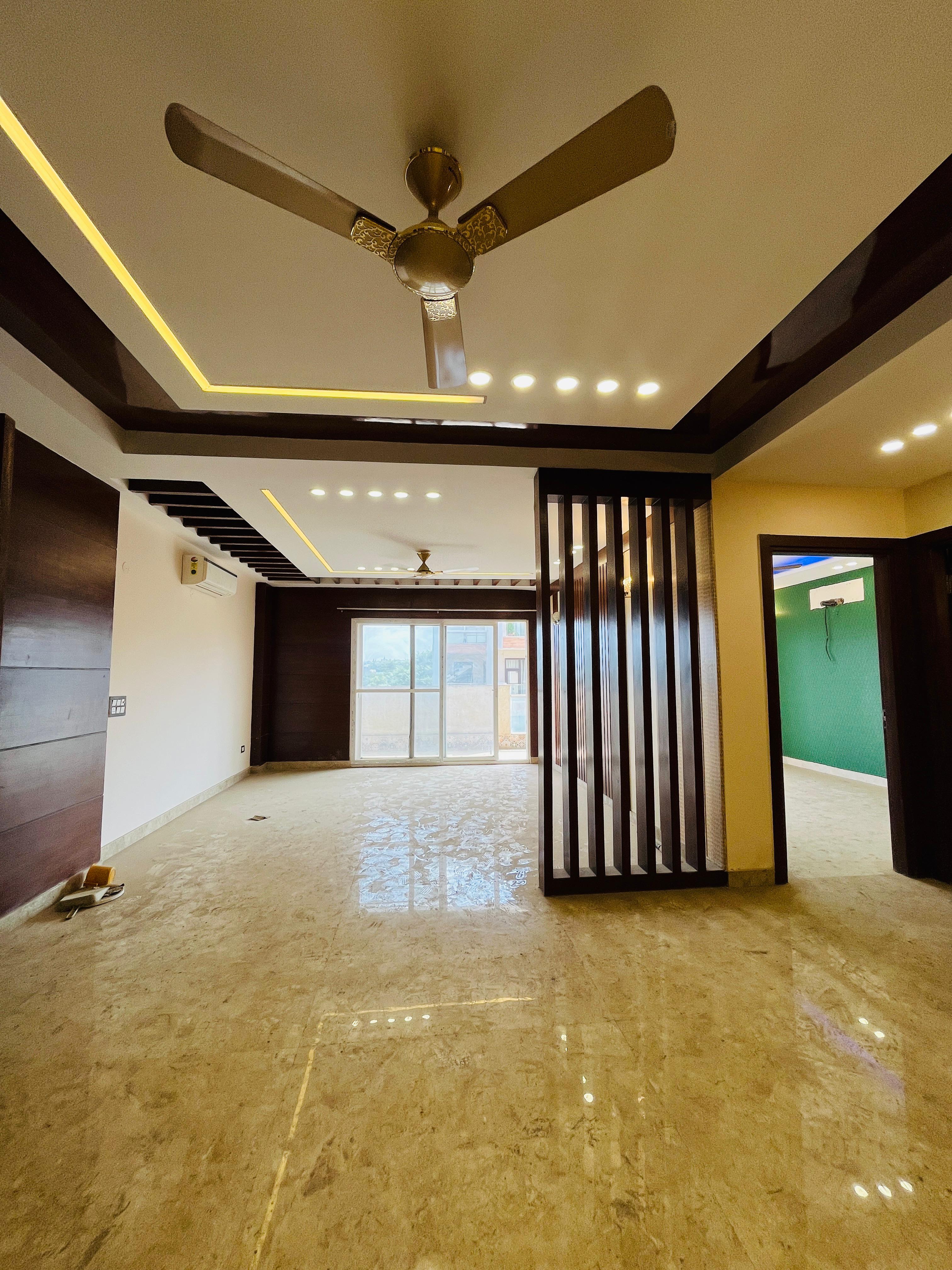 4 BHK + Pooja Room Builder Floor For Rent in Unitech South City II