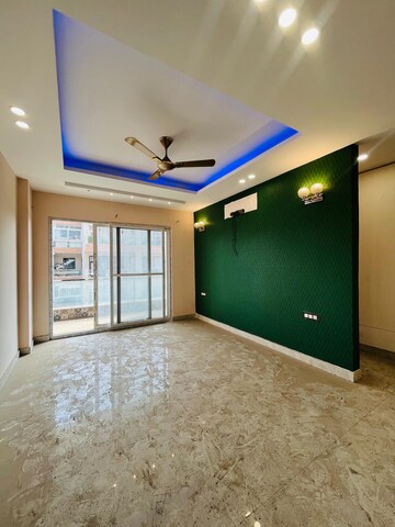 Room in 4 BHK Builder Floor at Unitech South City II, Sector 50 – for Rent