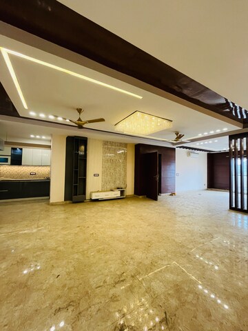 Room in 4 BHK Builder Floor at Unitech South City II, Sector 50 – for Rent