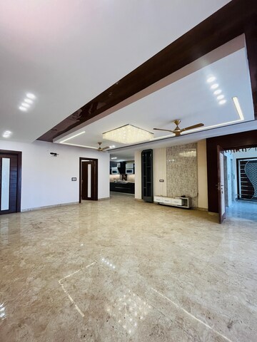 Room in 4 BHK Builder Floor at Unitech South City II, Sector 50 – for Rent