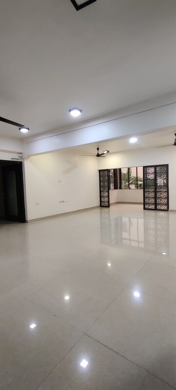 Room in 4 BHK Apartment at Venus Apartments Worli, Worli – for Rent