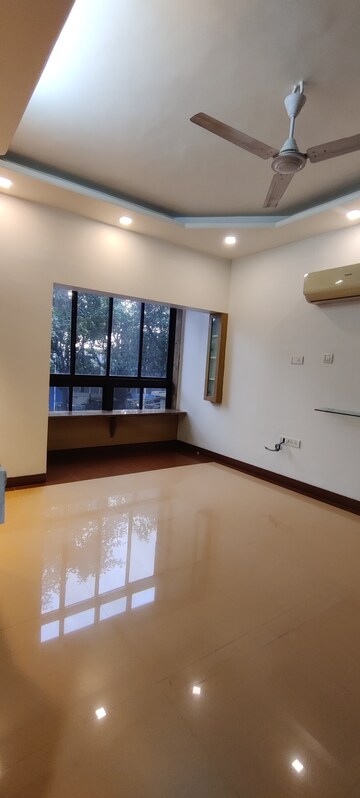 Room in 4 BHK Apartment at Venus Apartments Worli, Worli – for Rent