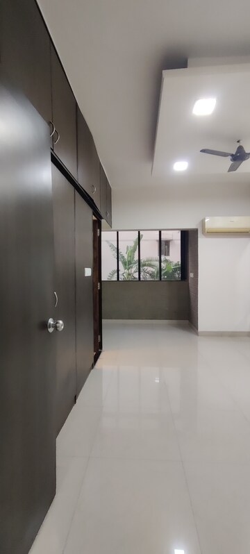 Room in 4 BHK Apartment at Venus Apartments Worli, Worli – for Rent