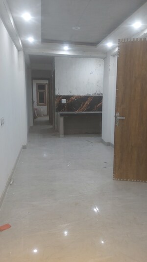 Furnished Amenities in 3.5 BHK Builder Floor at Mayur Vihar – for Sale