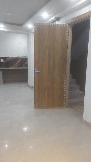 Furnished Amenities in 3.5 BHK Builder Floor at Mayur Vihar – for Sale