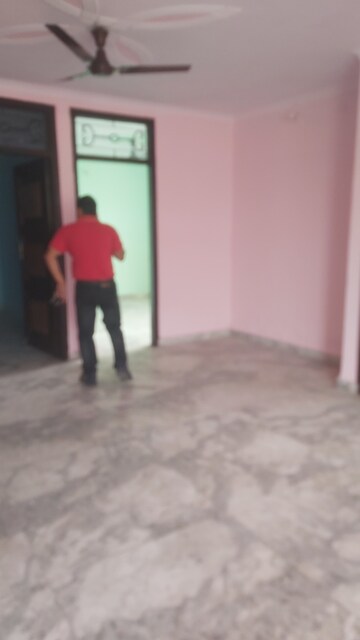 Furnished Amenities in 2.5 BHK Builder Floor at Mayur Vihar – for Rent