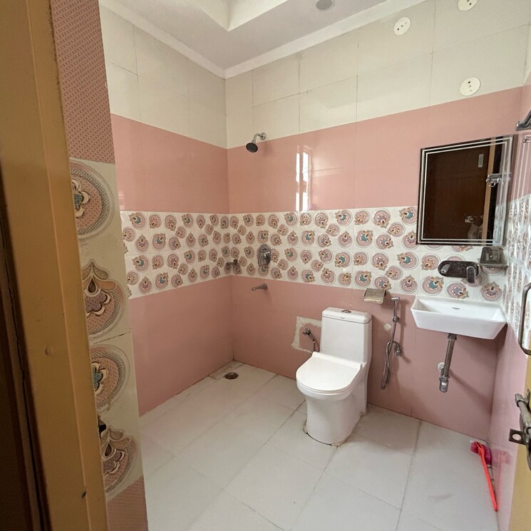 Bathroom, sector 23 3 Bedroom 1800 Sq.Ft. Builder Floor In Sector 23 Gurgaon 8795163