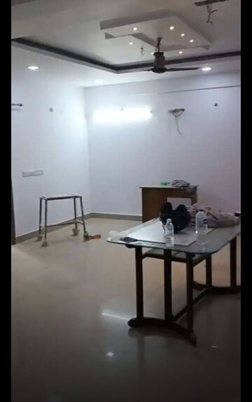 Room in 2 BHK Apartment at Gomti Nagar – for Rent