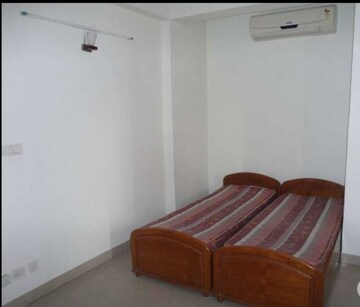 Bedroom in 4 BHK Apartment at Omaxe Heights II, Gomti Nagar – for Rent