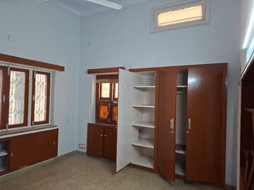 Room in 1 BHK Builder Floor at Green Park – for Rent