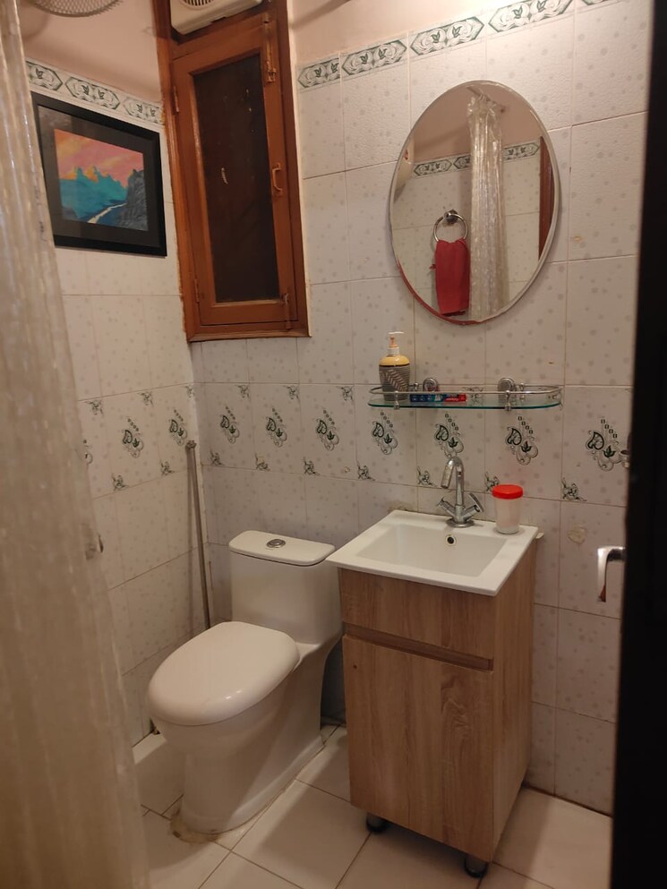 Bathroom, veera-safdarjung-enclave 2 Bedroom 1250 Sq.Ft. Builder Floor In Safdarjung Enclave Delhi 8795182