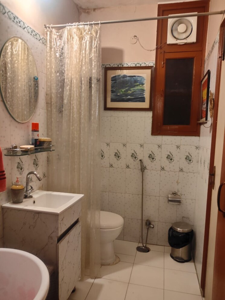 Bathroom, veera-safdarjung-enclave 2 Bedroom 1250 Sq.Ft. Builder Floor In Safdarjung Enclave Delhi 8795182