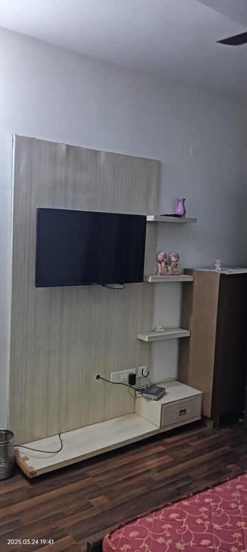 Room in 3.5 BHK Apartment at Sector 20 – for Rent