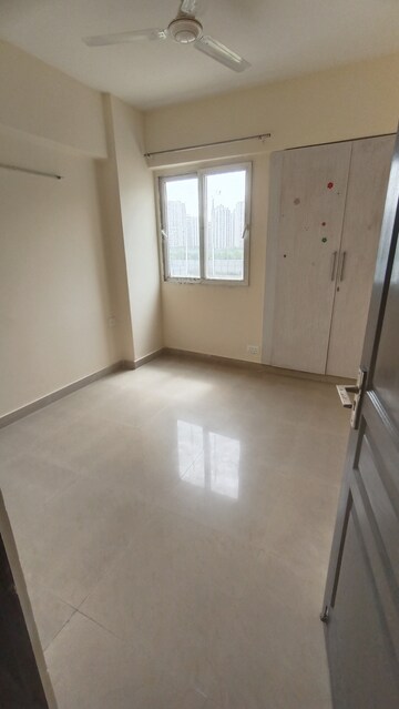 Room in 2 BHK Apartment at Sethi Max Royale, Sector 76 – for Rent