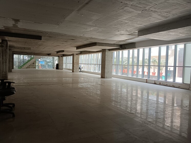  Parking, empire-complex Commercial Office Space 4500 Sq.Ft. In Lower Parel Mumbai 8795315