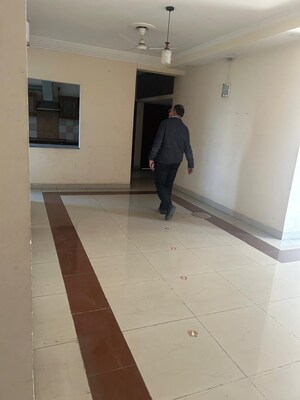 Room in 3 BHK Apartment at Jaypee Kensington Park Plot, Sector 133 – for Sale