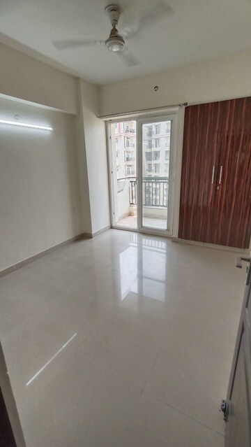 Room in 2 BHK Apartment at Sethi Max Royale, Sector 76 – for Rent