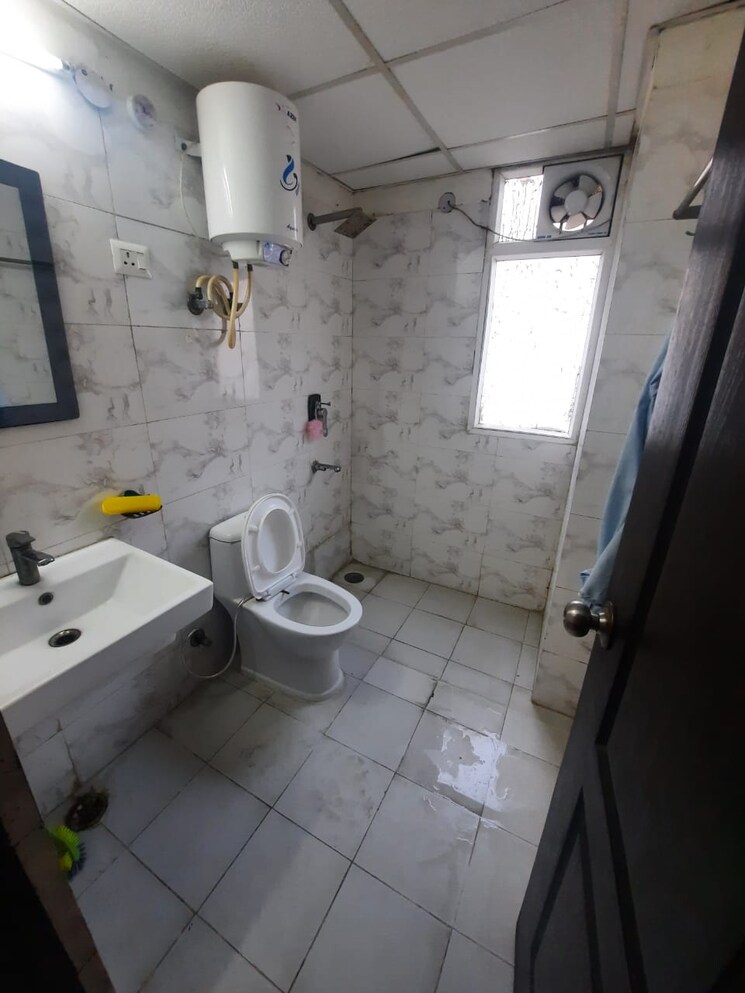 Bathroom, sethi-max-royale 2 Bedroom 895 Sq.Ft. Apartment In Sector 76 Noida 8795368