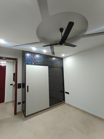 Room in 3 BHK Apartment at Navbharat Apartments, Paschim Vihar – for Rent