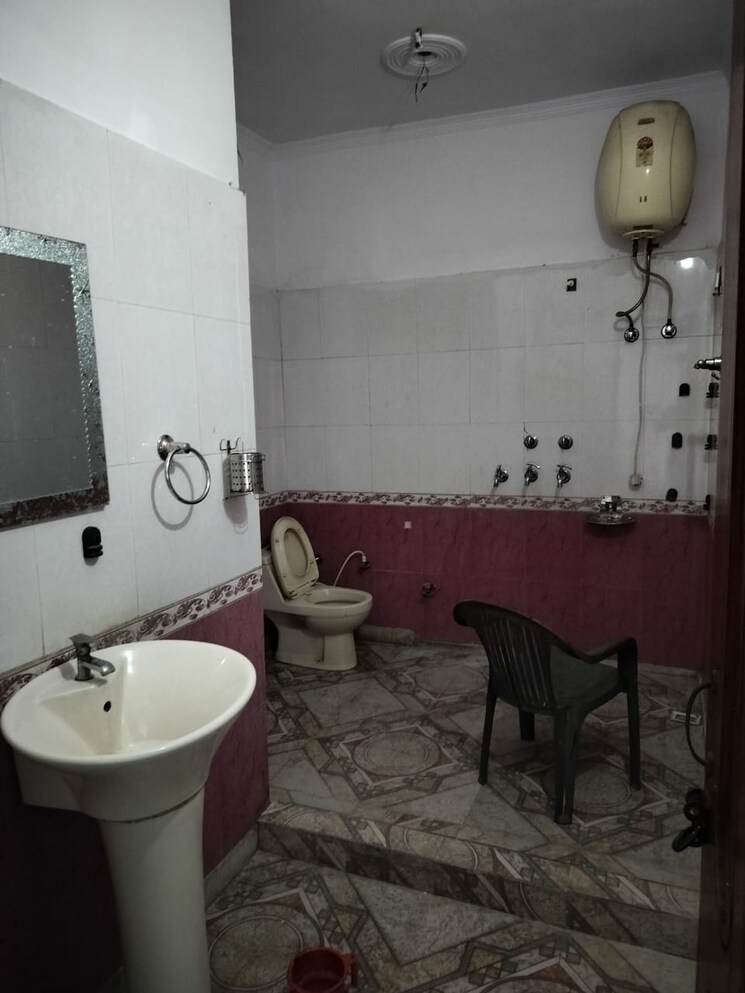 Bathroom, sarvapriya vihar 3 Bedroom 200 Sq.Yd. Builder Floor In Sarvapriya Vihar Delhi 8795392