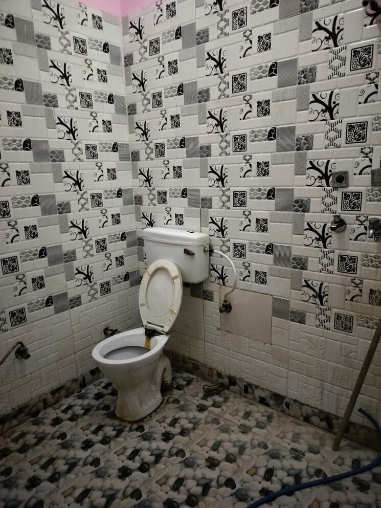 Bathroom, sarvapriya vihar 3 Bedroom 200 Sq.Yd. Builder Floor In Sarvapriya Vihar Delhi 8795392