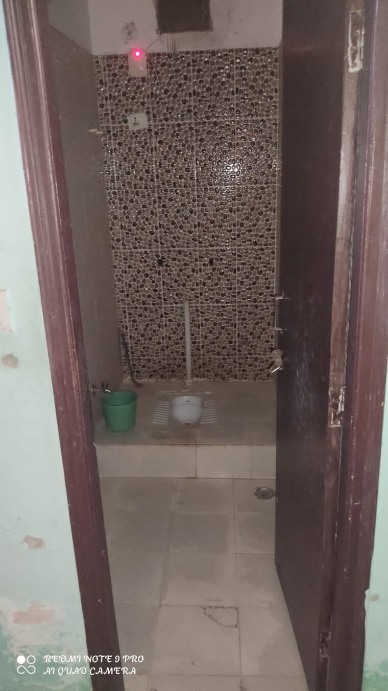 Bathroom, krishna park 2 Bedroom 65 Sq.Yd. Builder Floor In Krishna Park Delhi 8795407