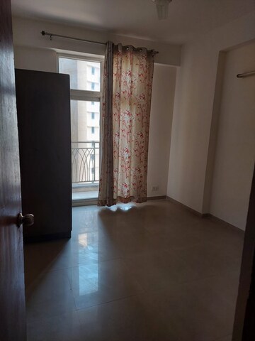 Room in 2.5 BHK Apartment at Mahagun Mywoods, Sector 16c Greater Noida – for Rent