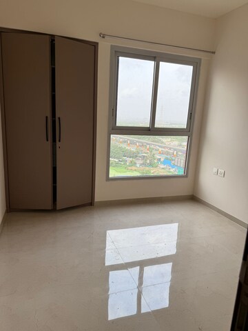 Room in 2 BHK Apartment at Everest World Lavender, Kolshet Road – for Rent