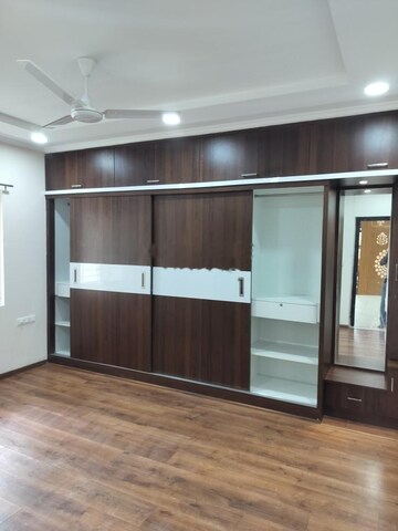 Room in 3 BHK Apartment at Vishnu Vistara, Hi Tech City – for Rent