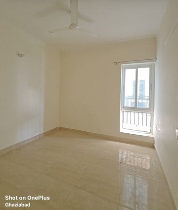 Room in 3 BHK Apartment at Gaur City 2 - 14th Avenue, Sector 16c Greater Noida – for Rent