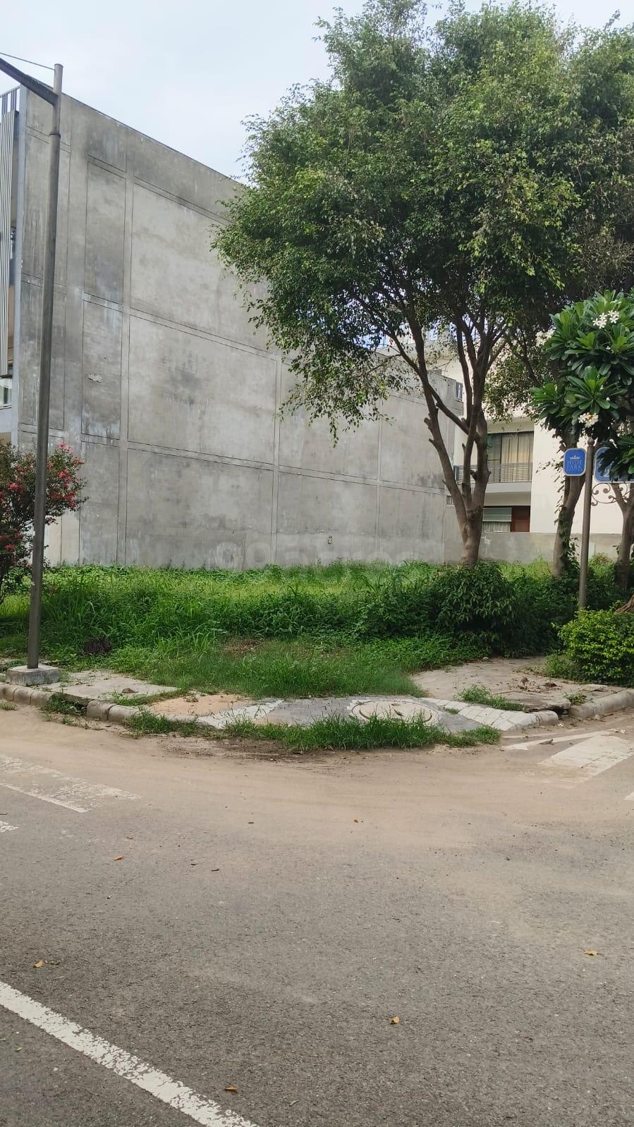 Plot For Sale in DLF Hyde Park