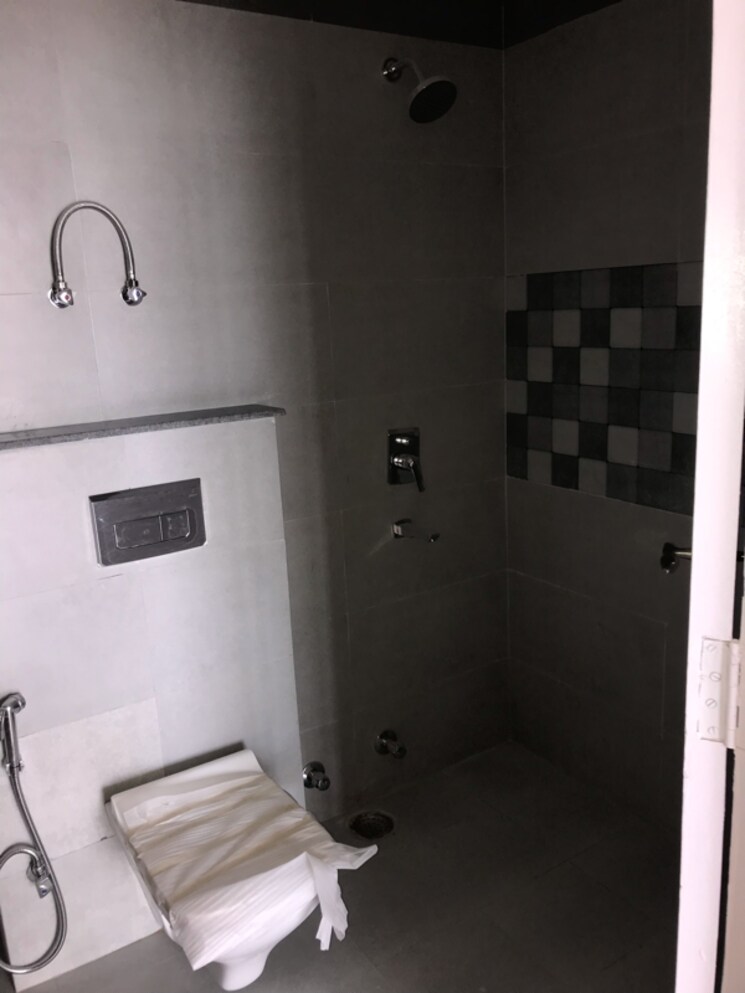 Bathroom, pareena-express-heights 3 Bedroom 1865 Sq.Ft. Apartment In Sector 99 Gurgaon 8795851